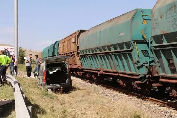 Yük treni hemzemin geçitte arızalanan aracı biçti! Sürücünün burnu bile kanamadı Yük treni hemzemin geçitte arızalanan aracı biçti! Sürücünün burnu bile kanamadı