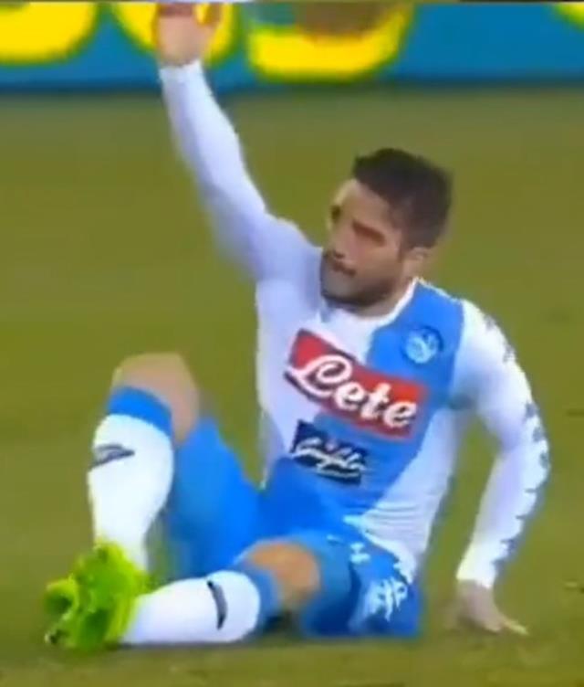 Herkes ağzı açık izledi! Mertens'in yerden kalkmak için yaptığı hareket olay oldu