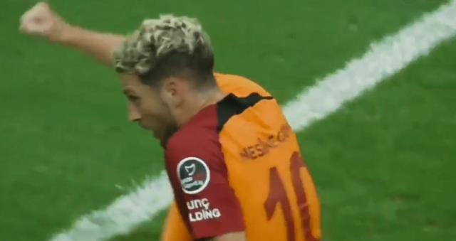 Herkes ağzı açık izledi! Mertens'in yerden kalkmak için yaptığı hareket olay oldu