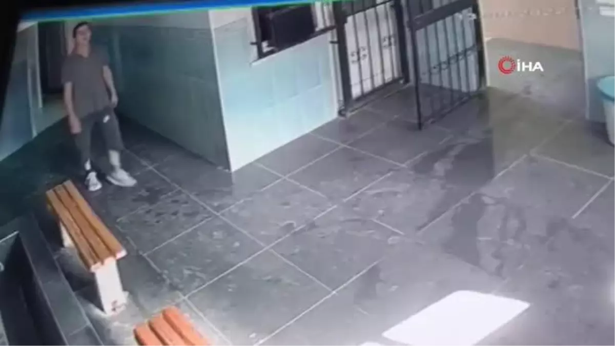 Hırsızlık için girdiği camide kendisini görüntüleyen kamerayı çaldı