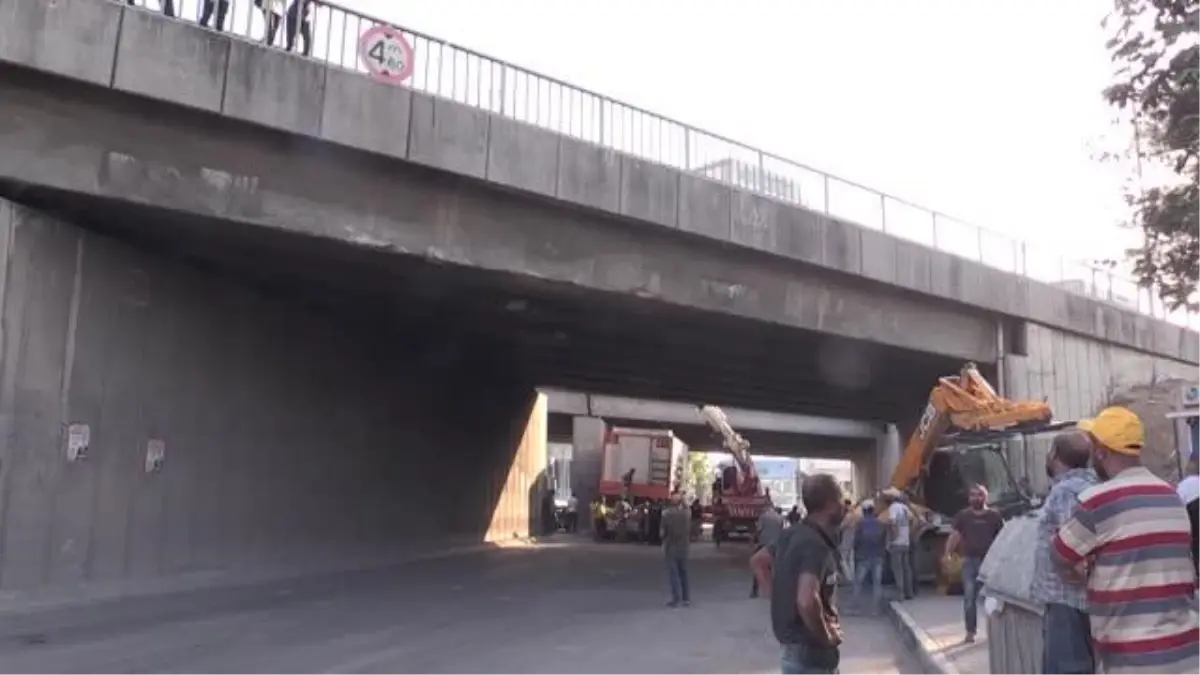 İş makinesi ve konteyner yüklü tır alt geçitte sıkıştı