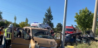 Isparta gündem haberi | Isparta'da iki otomobilin çarpıştığı kazada 6 kişi yaralandı