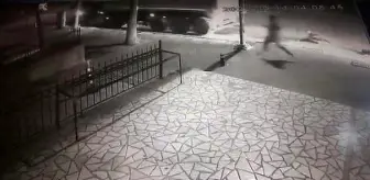 Kadıköy'de çevre yoluna devrilen kamyonun yolda ilerlediği anlar kamerada