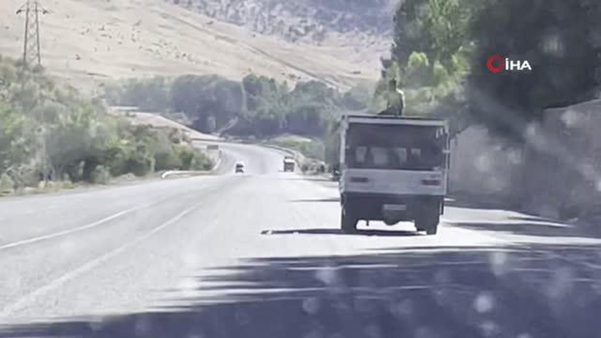 Kamyonet kasasında tehlikeli yolculuk kamerada