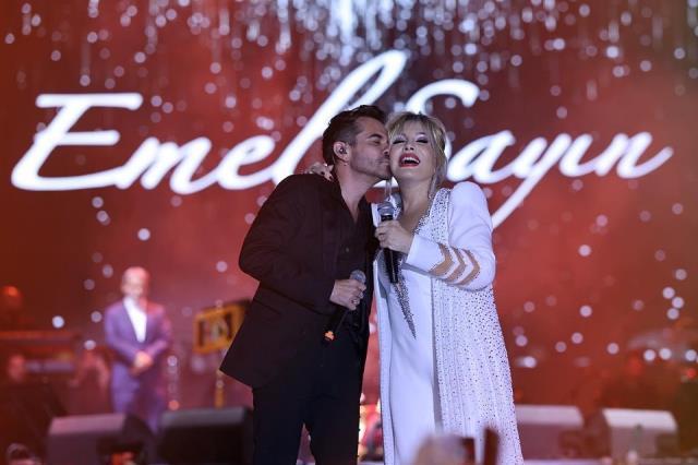 Kenan Doğulu, 'Beren bunları görmesin' diyen Emel Sayın'ı göğsünden öptü