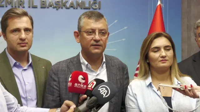 CHP'li Özel, CHP'li Kuşoğlu'nun 'Kılıçdaroğlu dışında bir aday çıkarsa masa dağılır' sözlerini yalanladı: Kişisel değerlendirmelerdir CHP'li Özel, CHP'li Kuşoğlu'nun 'Kılıçdaroğlu dışında bir aday çıkarsa masa dağılır' sözlerini yalanladı: Kişisel değerlendirmelerdir