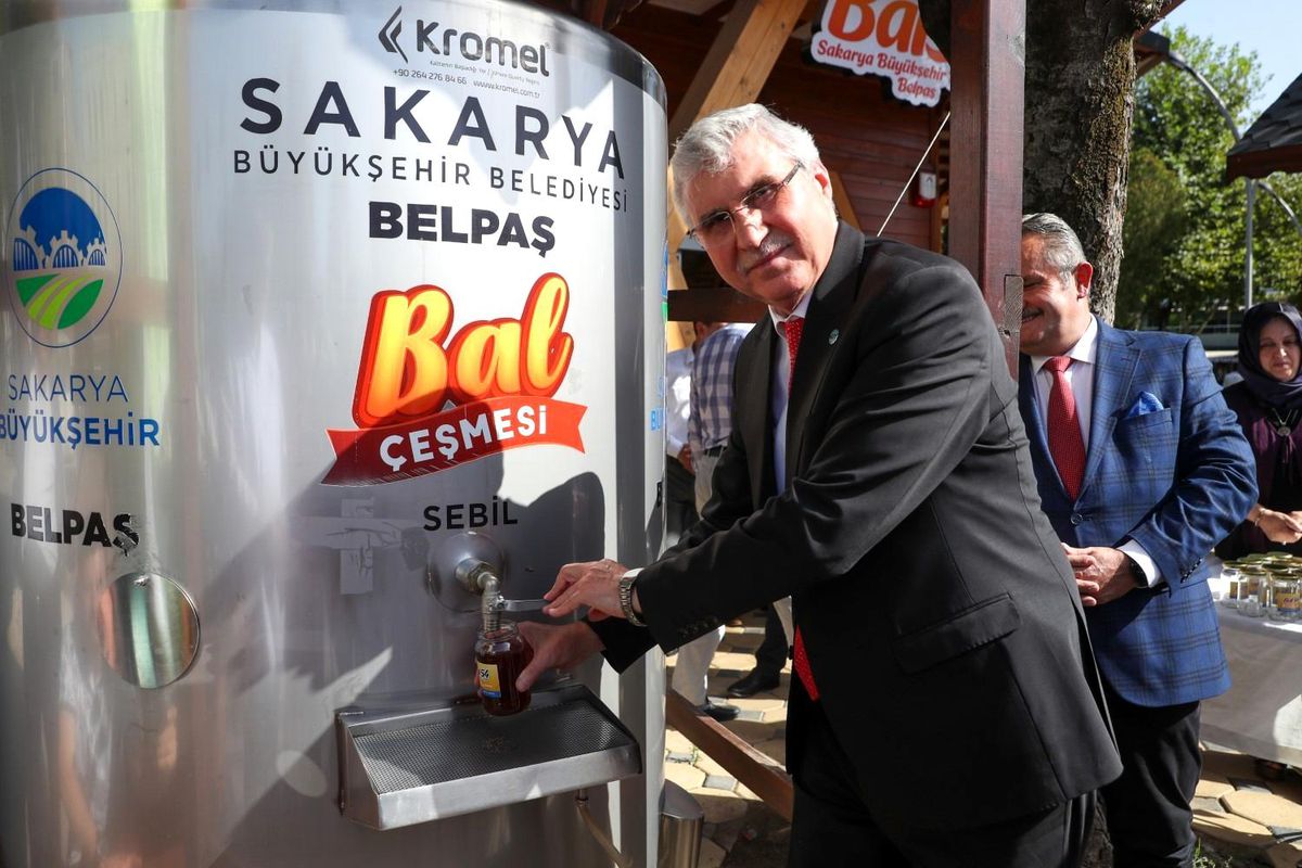 Sakarya yerel haberi... Sakarya Büyükşehir'in ücretsiz bal ve süt geleneği yeniden başladı
