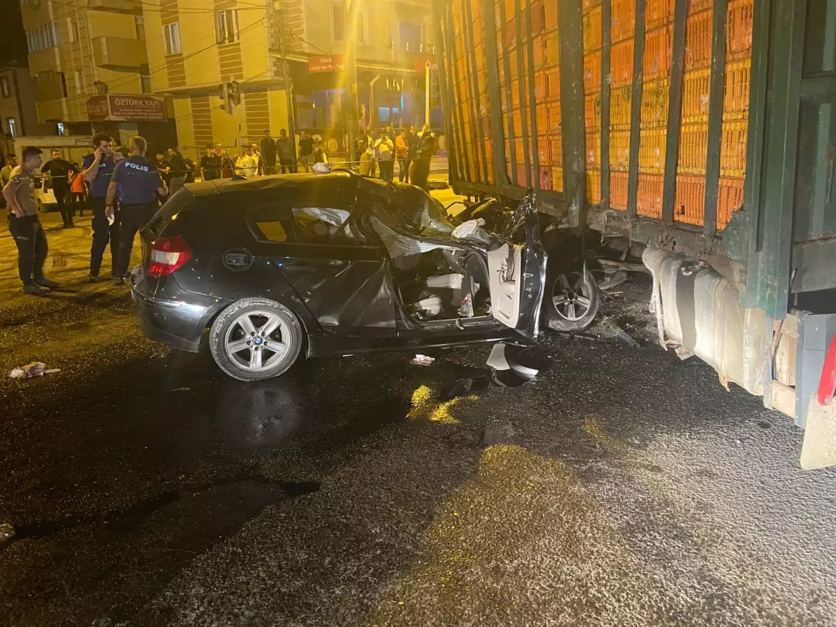 Son dakika haberi | Sakarya'da kamyonla çarpışan otomobildeki 1 kişi öldü, 1 kişi yaralandı