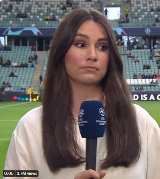 Topu kalçasına bilerek attı! Kadın muhabirin zor anları Topu kalçasına bilerek attı! Kadın muhabirin zor anları