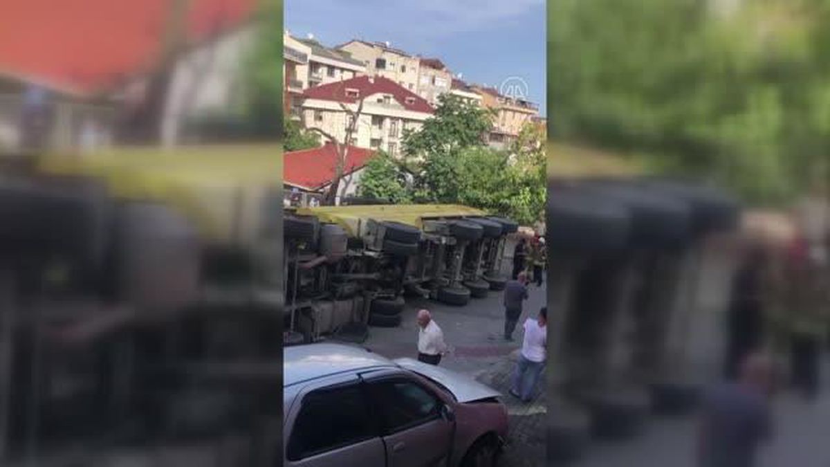 Üsküdar'da kum yüklü hafriyat kamyonu devrildi