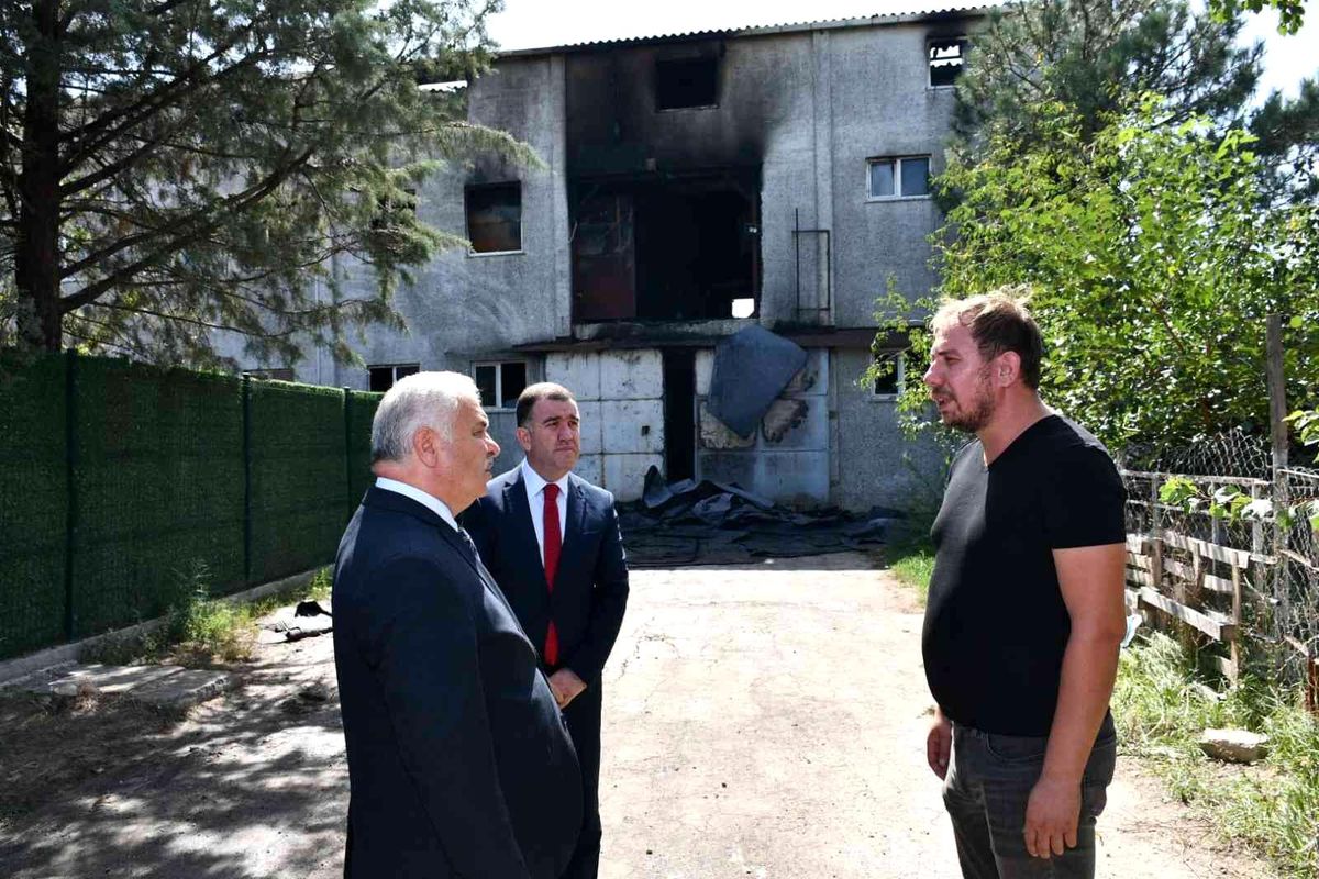 Bursa yerel haberi: Vali Yıldırım yanan fabrikada incelemelerde bulundu