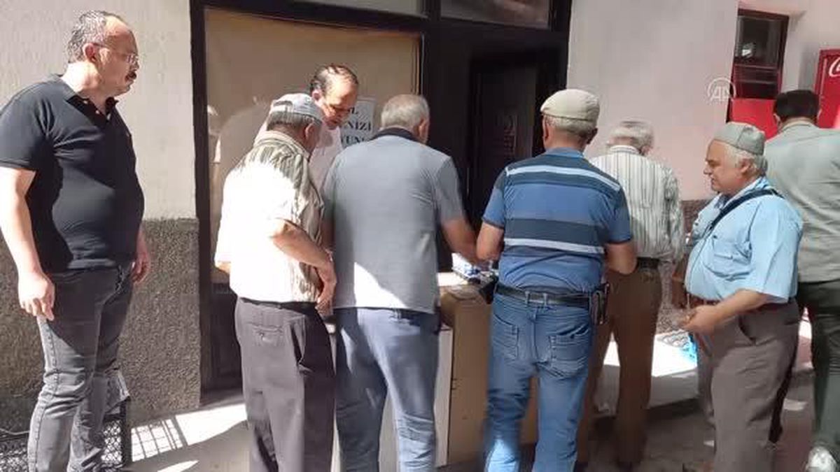 Ankara haber! Beypazarı'nda Ahilik Haftası kapsamında cami önünde çorba ve pilav ikram edildi