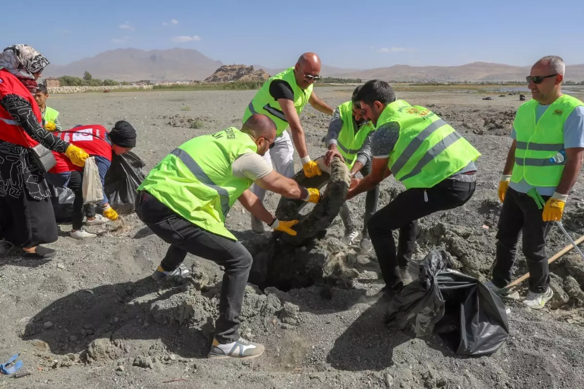 Van gündem haberleri | Dünya Temizlik Günü'nde Van Gölü sahilinde çöp toplandı