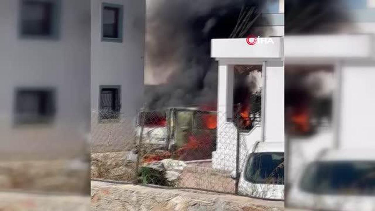 Evlerin arasında alev alan kamyonet korkuttu