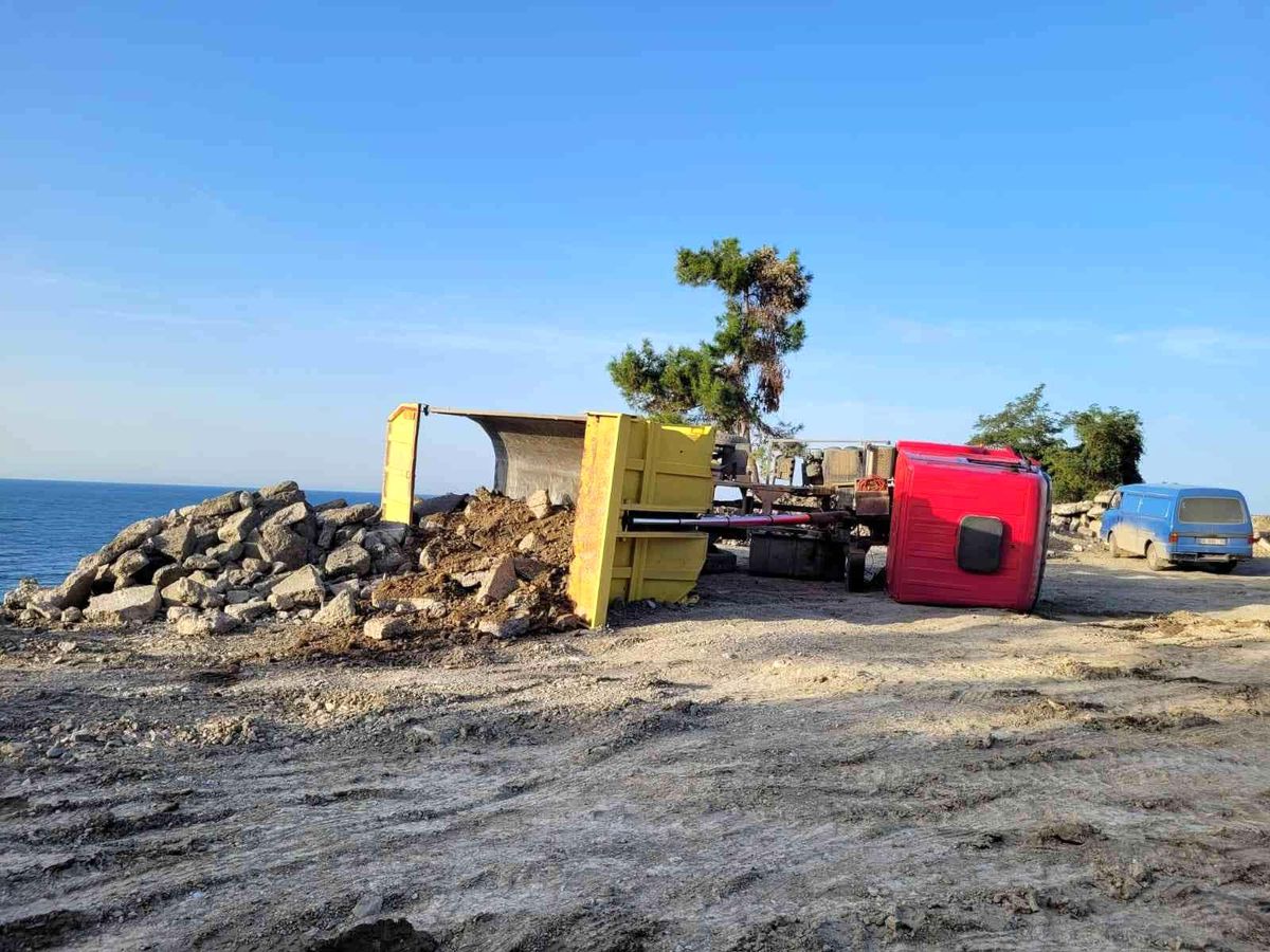 Hafriyat boşaltan kamyon devrildi, sürücü yaralandı