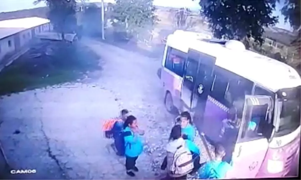 İçi öğrenci dolu servis alev aldı...Panik anları kamerada