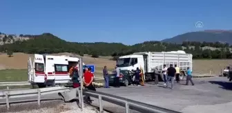 Kamyonla çarpışan otomobildeki 3 kişi yaralandı