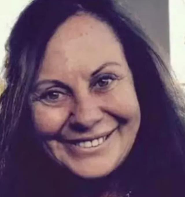 Kendi cenazesine mesaj gönderen kadının söyledikleri, mezar başındakilerin aklını aldı Kendi cenazesine mesaj gönderen kadının söyledikleri, mezar başındakilerin aklını aldı