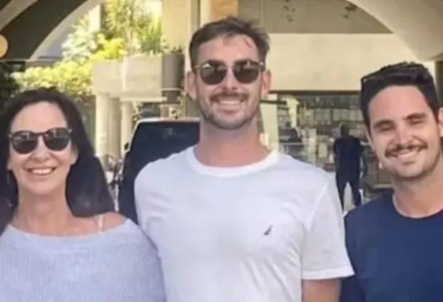 Kendi cenazesine mesaj gönderen kadının söyledikleri, mezar başındakilerin aklını aldı Kendi cenazesine mesaj gönderen kadının söyledikleri, mezar başındakilerin aklını aldı