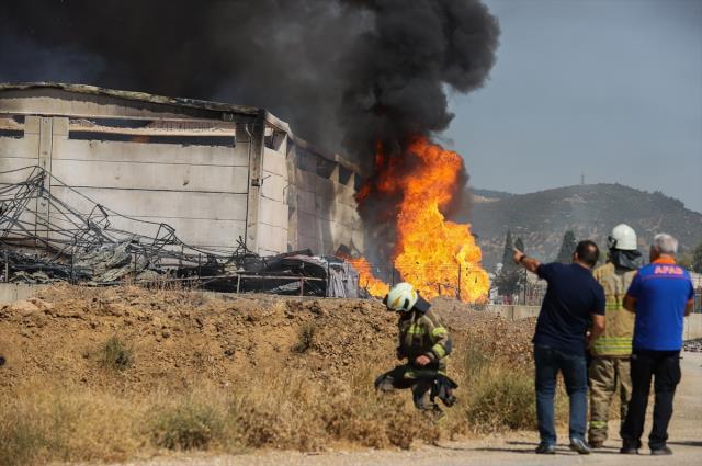 Kozmetik fabrikasında yangın! Alevler tüm binayı sardı, 3 işçi hastanelik oldu