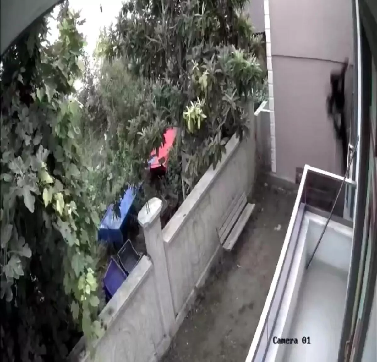 Kur'an kursundan hırsızlık yapmaya kalktı, başına gelmeyen kalmadı...Metrelerce yükseklikten yere böyle çakıldı