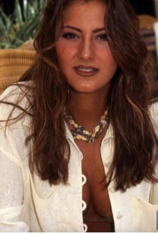 Pınar Altuğ'un hiçbir yerde olmayan gençlik fotoğrafı bomba: Tüm göğsün açık