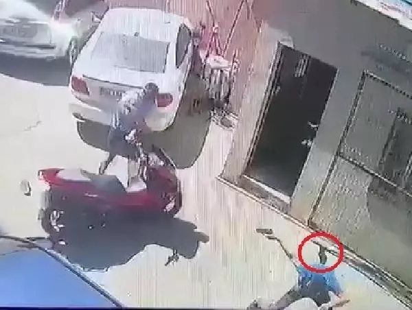 Silahlı saldırıda ölen Hakan, kurtulmak için ayakkabısını fırlatmış Silahlı saldırıda ölen Hakan, kurtulmak için ayakkabısını fırlatmış