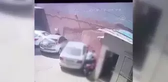 Sokakta yaşanan silahlı saldırının kamera görüntüleri ortaya çıktı
