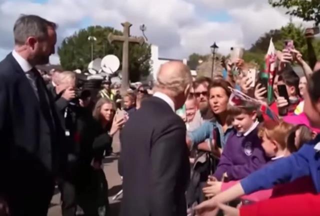 Taziyeleri kabul eden Kral Charles, duyduğu soru sonrasında hemen uzaklaştı