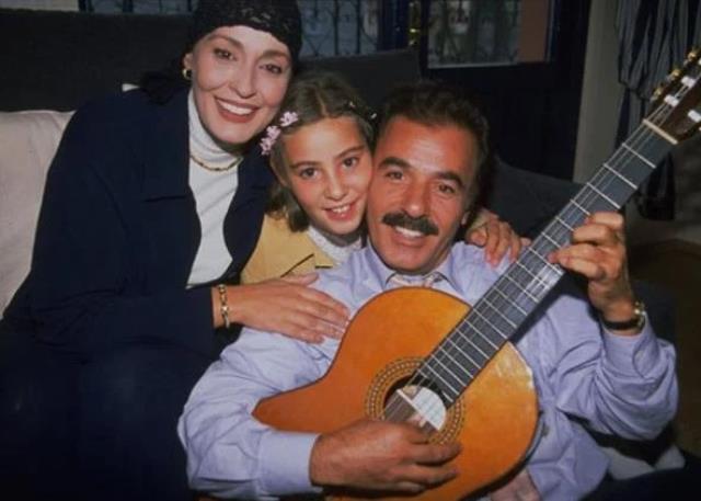 Uzun zamandır ekranlardan uzak olan Necla Nazır, kızının nişan töreninde görüntülendi Uzun zamandır ekranlardan uzak olan Necla Nazır, kızının nişan töreninde görüntülendi