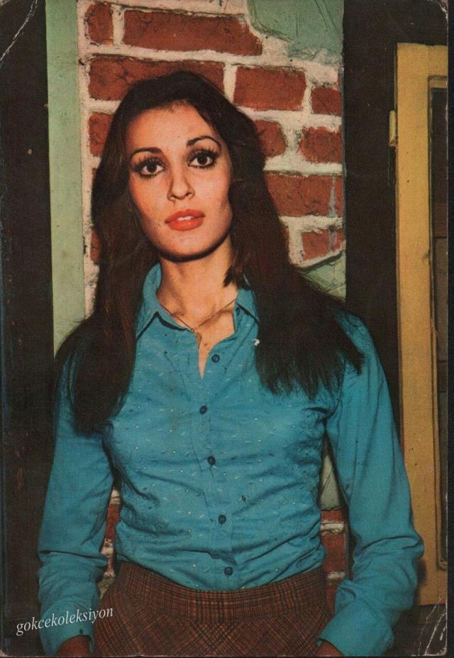 Uzun zamandır ekranlardan uzak olan Necla Nazır, kızının nişan töreninde görüntülendi Uzun zamandır ekranlardan uzak olan Necla Nazır, kızının nişan töreninde görüntülendi