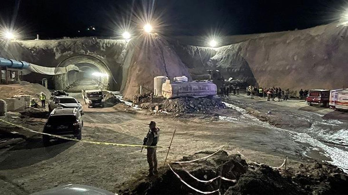 Van'da inşaatı süren tünelde yaşanan göçükte 2 kişi hayatını kaybetti
