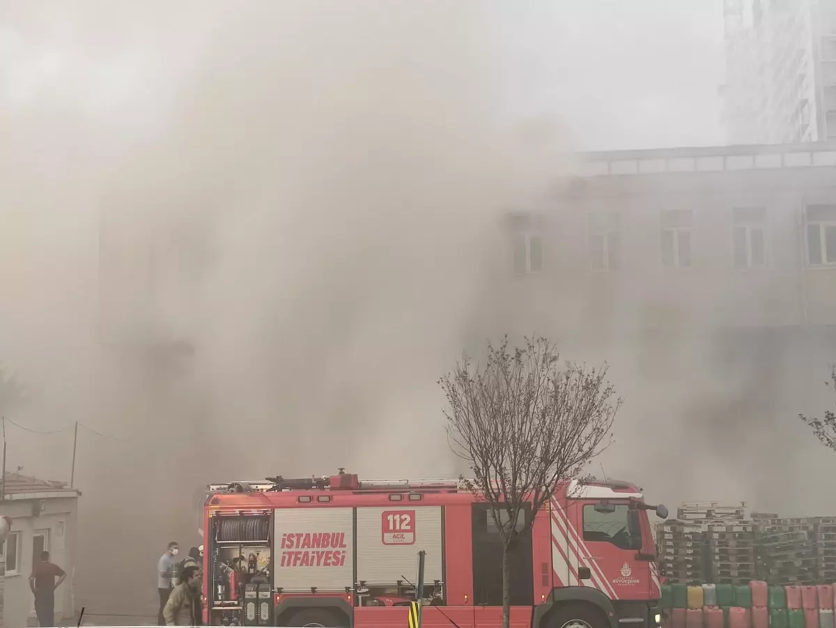 Son dakika haber: Beylikdüzü'nde depoda çıkan yangına müdahale ediliyor