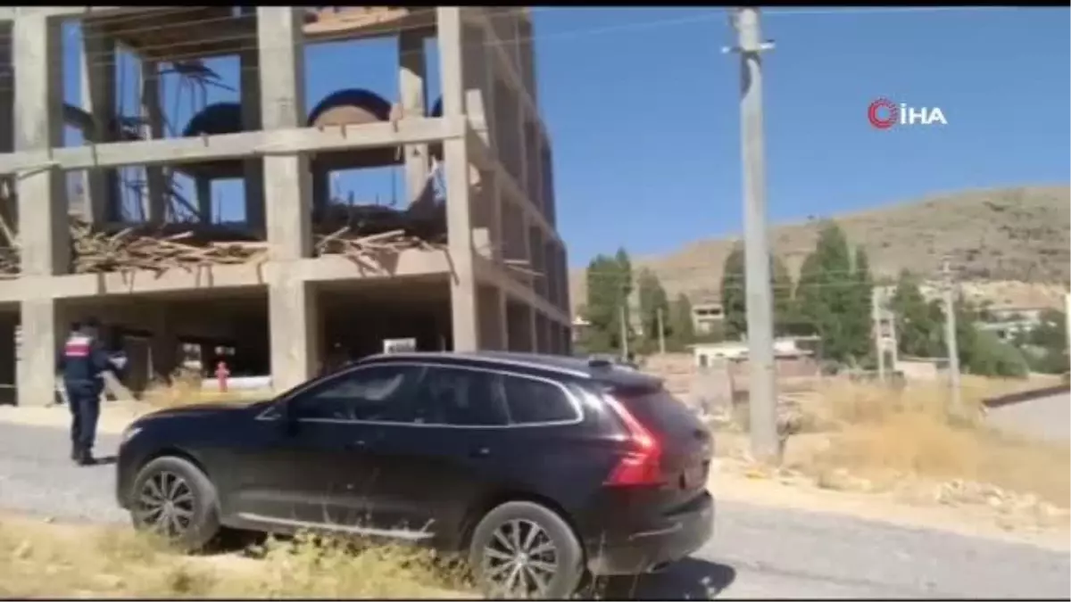 Cami inşaatında iskele çöktü : 1'i ağır 4 işçi yaralandı