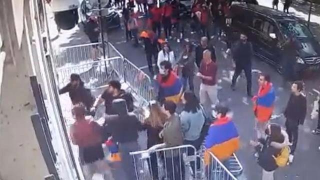 Fanatik Ermeniler, Azerbaycan'ın Fransa Büyükelçiliğine saldırdı