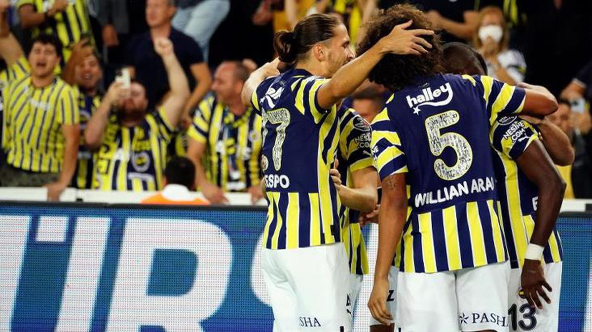 Kadıköy'de büyük jest! Fenerbahçe'nin stadında başka ülkenin milli marşı çalındı