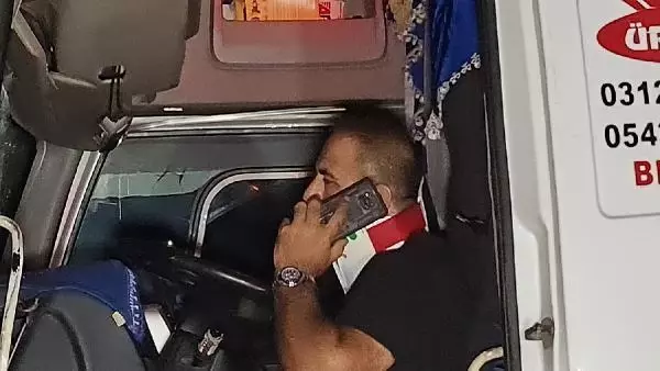 Kazada sıkışan TIR sürücüsü, telefonla konuşmaya devam etti