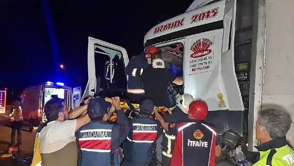 Kazada sıkışan TIR sürücüsü, telefonla konuşmaya devam etti