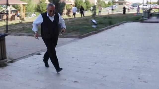 KPSS'ye giren kızının kimliğini son anda yetiştiren baba alkışlarla karşılandı KPSS'ye giren kızının kimliğini son anda yetiştiren baba alkışlarla karşılandı