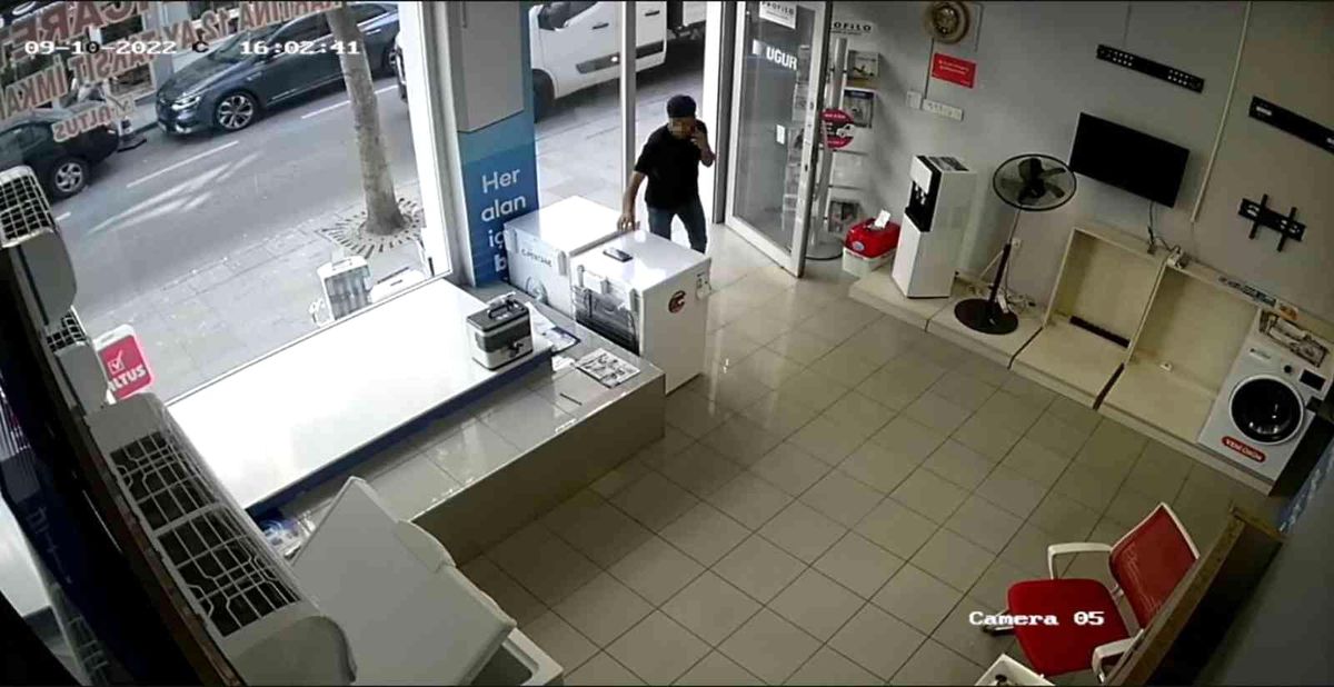 Mağazadan cep telefonunu böyle çaldı