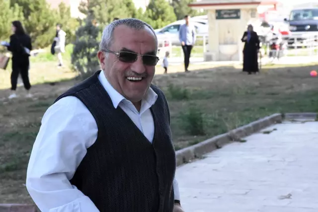 KPSS'ye giren kızının kimliğini son anda yetiştiren baba alkışlarla karşılandı KPSS'ye giren kızının kimliğini son anda yetiştiren baba alkışlarla karşılandı