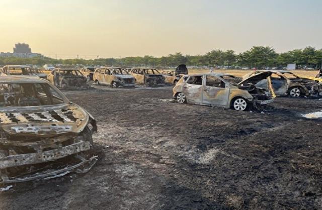 Tayvan'da otoparkta çıkan yangında 24 otomobil ile bir kamyon küle döndü Tayvan'da otoparkta çıkan yangında 24 otomobil ile bir kamyon küle döndü