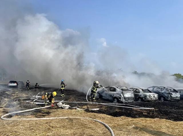 Tayvan'da otoparkta çıkan yangında 24 otomobil ile bir kamyon küle döndü Tayvan'da otoparkta çıkan yangında 24 otomobil ile bir kamyon küle döndü