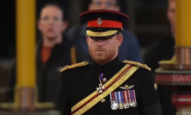 Torunları, Kraliçe'nin naaşı başında nöbet tuttu! Prens Harry ile ilgili detay dikkatlerden kaçmadı