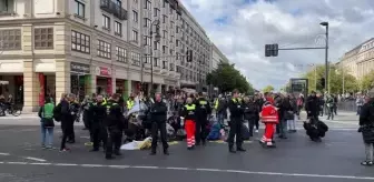 Almanya'da çevreciler, hükümetin iklim politikasını protesto etti