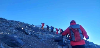 Bafralı dağcı Türkiye'nin zirvesine tırmandı