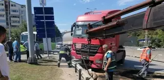 Bariyerlere çarpan tırdan burnu bile kanamadan çıktı