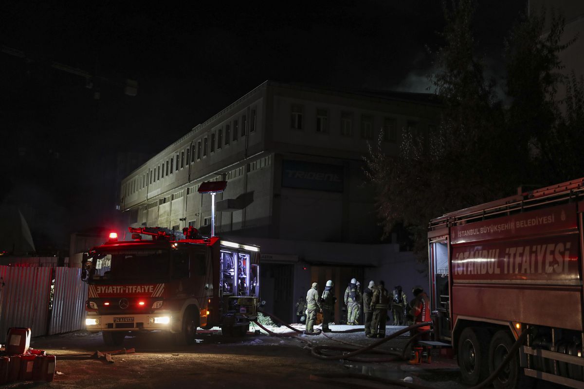 Son dakika gündem: Beylikdüzü'ndeki iş yerinde çıkan yangının soğutma çalışmaları tamamlandı