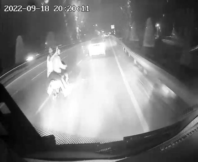 Halk otobüsüne silahlı saldırı! Seyir halindeyken motosikletten ateş açtılar