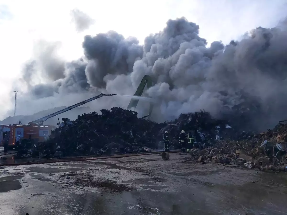 Son dakika haber! Hurdalıkta çıkan yangın 5 buçuk saattir devam ediyor